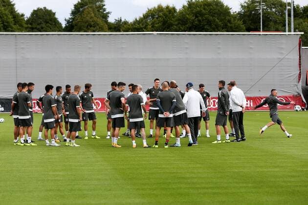 Boss team manager Carlo Ancelotti FC Bavaria Munich speaks in Circle to his Players Franck Ribery 7 FC Bavaria Munich kicking a Ball Way Training FC Bavaria Munich Football Champions League 11 09 2017 Munich Bavaria Germany Copyright: xkolbert-press ChristianxKolbertx