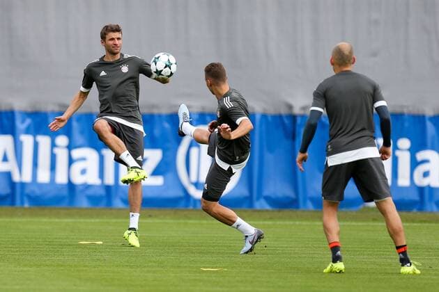 l r in duel Action shot with Thomas Mueller 25 FC Bavaria Munich and Joshua KIMMICH 32 FC Bavaria Munich Arjen seals 10 FC Bavaria Munich Training FC Bavaria Munich Football Champions League 11 09 2017 Munich Bavaria Germany Copyright: xkolbert-press ChristianxKolbertx