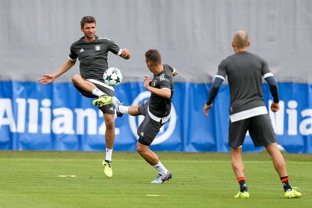 l r in duel Action shot with Thomas Mueller 25 FC Bavaria Munich and Joshua KIMMICH 32 FC Bavaria Munich Arjen seals 10 FC Bavaria Munich Training FC Bavaria Munich Football Champions League 11 09 2017 Munich Bavaria Germany Copyright: xkolbert-press ChristianxKolbertx