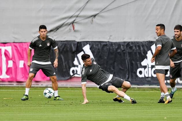 l r in duel Action shot with James Rodriguez 11 FC Bavaria Munich Robert Lewandowski 9 FC Bavaria Munich Thiago Alcantara 6 FC Bavaria Munich Training FC Bavaria Munich Football Champions League 11 09 2017 Munich Bavaria Germany Copyright: xkolbert-press ChristianxKolbertx