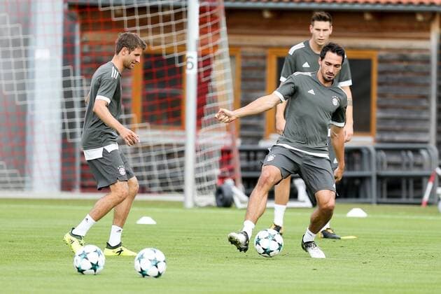 l r in duel Action shot with Thomas Mueller 25 FC Bavaria Munich and Mats Hummels 5 FC Bavaria Munich Training FC Bavaria Munich Football Champions League 11 09 2017 Munich Bavaria Germany Copyright: xkolbert-press ChristianxKolbertx