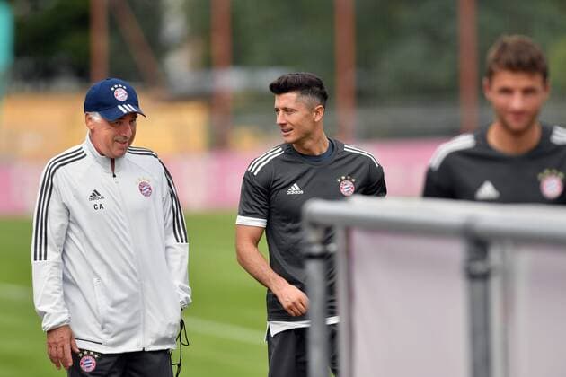 Carlo Ancelotti team manager FCB with Robert Lewandowski Bavaria Munich right Thomas Mueller Mueller Bavaria Munich Conclusion of training FC Bavaria Munich before the Champions League Game against RSC Anderlecht Training area to the Line Säbener Road Football at 11 09 2017