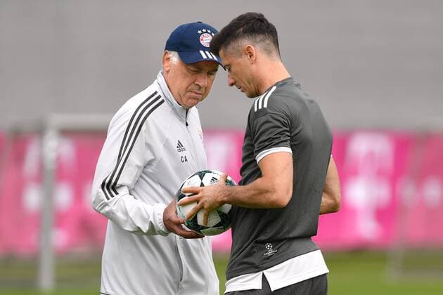 Carlo Ancelotti team manager FCB and Robert Lewandowski Bavaria Munich look on a Ball Game device Conclusion of training FC Bavaria Munich before the Champions League Game against RSC Anderlecht Training area to the Line Säbener Road Football at 11 09 2017