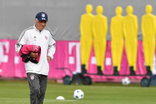 Carlo Ancelotti team manager FCB is ueber the square Single Partly sliced Single subject Half-length Halbe Figure Conclusion of training FC Bavaria Munich before the Champions League Game against RSC Anderlecht Training area to the Line Säbener Road Football at 11 09 2017