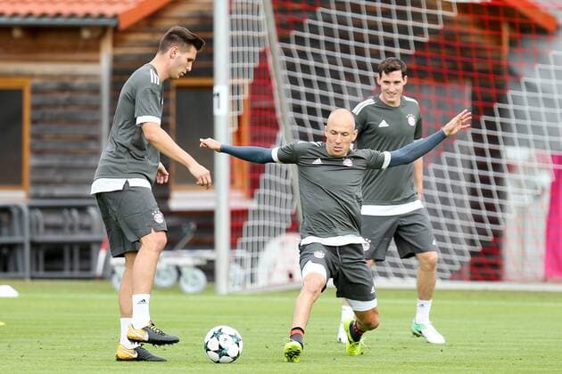 l r in duel Action shot with Niklas SUELE 4 FC Bavaria Munich and Arjen seals 10 FC Bavaria Munich Training FC Bavaria Munich Football Champions League 11 09 2017 Munich Bavaria Germany Copyright: xkolbert-press ChristianxKolbertx