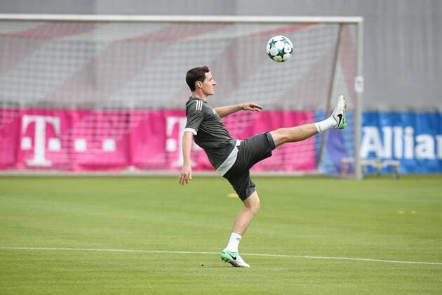 Sebastian Rudy tries the Ball to save Training the FC Bavaria Munich at 11 09 2017 to the Line Säbener Road Munich Copyright: xEIBNER MarcelxEngelbrechtx EP_MET