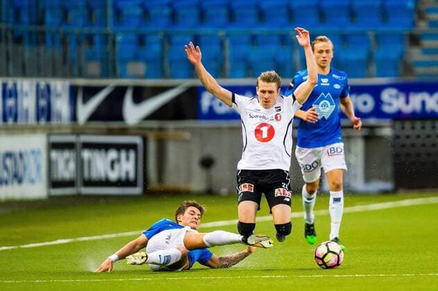 Fotball , 11 September , Eliteserien , Molde - Odd , Mathias Antonsen Normann takler Riku Riski , Foto: Marius Simensen, Digitalsport 