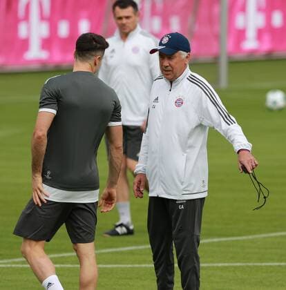 team manager Carlo Ancelotti Willy Sagnol and Robert Lewandowski Football Champions League Training FC Bavaria Munich 11 09 2017