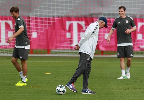 team manager Carlo Ancelotti Thomas Mueller left Sebastian Rudy Football Champions League Training FC Bavaria Munich 11 09 2017