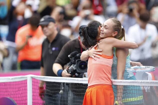 (L-R) Kimiko Date (JPN), Aleksandra Krunic (SRB), SEPTEMBER 12, 2017 - Tennis : Japan Women s Open Tennis 2017 singles 1st round match between Aleksandra Krunic - Kimiko Date at Ariake Tennis Park in Tokyo, Japan. Noxthirdxpartyxsales  (umqa055780)