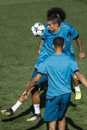 Real Madrid s Portuguese forward Cristiano Ronaldo (C) takes part in a training session of the team at the Valdebebas sports facilities in Madrid, Spain, on 12 September 2017. Real Madrid will face Apoel FC in a UEFA Champions League s groups stage match on 13 September 2017. Real Madrid training session !ACHTUNG: NUR REDAKTIONELLE NUTZUNG!  Copyright: xEmilioxNaranjox GRA082 20170912-636408154583902951