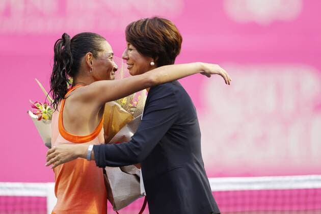 (L-R) Kimiko Date (JPN), Shinobu Asagoe, SEPTEMBER 12, 2017 - Tennis : Japan Women s Open Tennis 2017 singles 1st round match between Aleksandra Krunic - Kimiko Date at Ariake Tennis Park in Tokyo, Japan. Noxthirdxpartyxsales  (umqa055786)