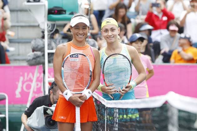 (L-R) Kimiko Date (JPN), Aleksandra Krunic (SRB), SEPTEMBER 12, 2017 - Tennis : Japan Women s Open Tennis 2017 singles 1st round match between Aleksandra Krunic - Kimiko Date at Ariake Tennis Park in Tokyo, Japan. Noxthirdxpartyxsales  (umqa055790)