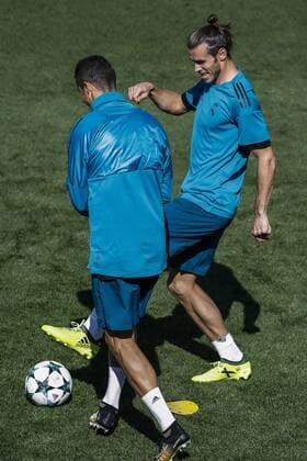 Real Madrid s Welsh forward Gareth Bale (R) and Portuguese Cristiano Ronaldo take part in a training session of the team at the Valdebebas sports facilities in Madrid, Spain, on 12 September 2017. Real Madrid will face Apoel FC in a UEFA Champions League s groups stage match on 13 September 2017. Real Madrid training session !ACHTUNG: NUR REDAKTIONELLE NUTZUNG!  Copyright: xEmilioxNaranjox GRA082 20170912-636408155915986951