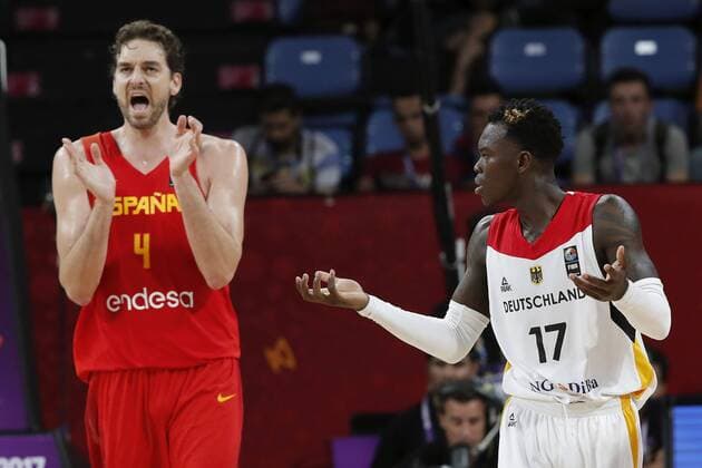 Spain s player Pau Gasol (L) applauds next to German player Dennis Schroder (R) during the EuroBasket 2017 Quarter Final match between Germany and Spain in Istanbul, Turkey, 12 September 2017. FIBA EuroBasket 2017 !ACHTUNG: NUR REDAKTIONELLE NUTZUNG!  Copyright: xJuanxCarlosxHidalgox 20170912-636408380872442710