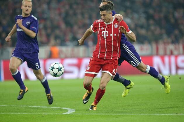 Robert Lewandowski FC Bavaria Munich 9 will from Sven Kums RSC Anderlecht 20 outside the Penalty gefoult FC Bavaria Munich vs RSC Anderlecht Champions League Football 12 09 2017 Football 12 09 2017 Munich Copyright: xLanger Eibner-Pressefotox EP_HLR