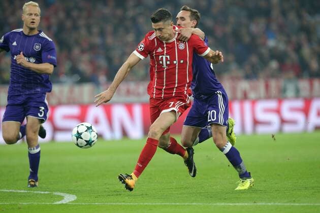 Robert Lewandowski FC Bavaria Munich 9 will from Sven Kums RSC Anderlecht 20 outside the Penalty gefoult FC Bavaria Munich vs RSC Anderlecht Champions League Football 12 09 2017 Football 12 09 2017 Munich Copyright: xLanger Eibner-Pressefotox EP_HLR