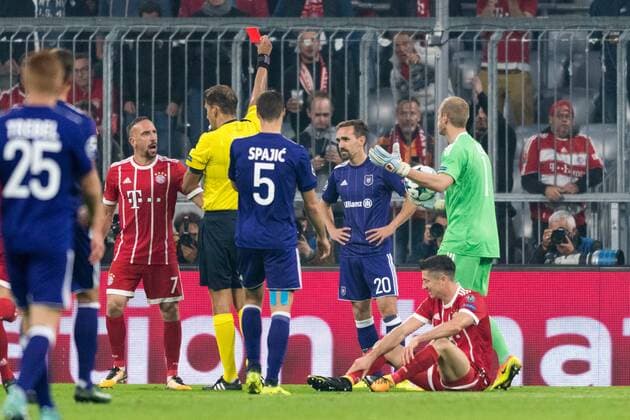 SOCCER - CL, Bayern vs Anderlecht MUNICH,GERMANY,12.SEP.17 - SOCCER - UEFA Champions League, group stage, FC Bayern Muenchen vs RSC Anderlecht. Image shows Sven Kums (Anderlecht) and referee Paolo Tagliavento Keywords: red Card. GEPAxpictures xMarkusxFischer