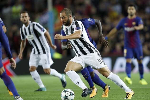 (L-R) Gonzalo Higuain of Juventus FC, Samuel Umtiti of FC Barcelona Barca during the UEFA Champions League group D match between FC Barcelona and Juventus FC on September 12, 2017 at the Camp Nou stadium in Barcelona, Spain. UEFA Champions League 2017 2018 xVIxVIxImagesx xMauricexvanxSteenxIVx 8725793