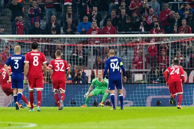 SOCCER - CL, Bayern vs Anderlecht MUNICH,GERMANY,12.SEP.17 - SOCCER - UEFA Champions League, group stage, FC Bayern Muenchen vs RSC Anderlecht. Image shows Robert Lewandowski (Bayern) and Matz Sels (Anderlecht) Keywords: Penalty. GEPAxpictures xMarkusxFischer
