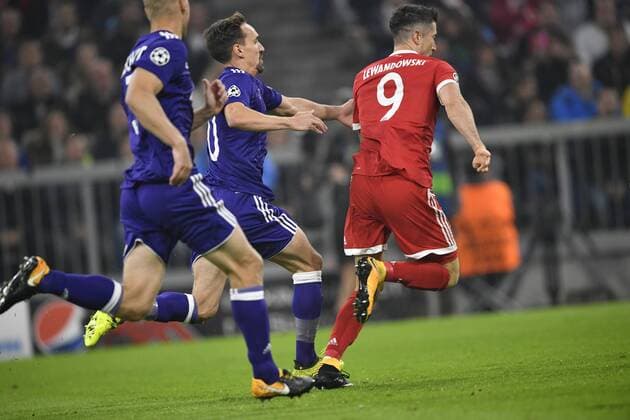 After Foul from Sven Kums RSC Anderlecht Foul Penalty Referees Referee Paolo Tagliavento red Card Red Course reference transforms from Robert Lewandowski FC Bavaria Munich to 1 0 goal Champions League CL Group stage FC Bavaria Munich FCB vs RSC Anderlecht 12 09 2017 FC Bavaria Munich FCB vs RSC Anderlecht