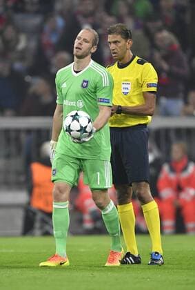 After Foul from Sven Kums RSC Anderlecht Foul Penalty Referees Referee Paolo Tagliavento red Card Red Course reference transforms from Robert Lewandowski FC Bavaria Munich to 1 0 goal Disappointment at Goalkeeper Matz Sels RSC Anderlecht Champions League CL Group stage FC Bavaria Munich FCB vs RSC Anderlecht 12 09 2017 FC Bavaria Munich FCB vs RSC Anderlecht