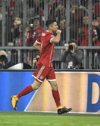 After Foul from Sven Kums RSC Anderlecht Foul Penalty Referees Referee Paolo Tagliavento red Card Red Course reference transforms from Robert Lewandowski FC Bavaria Munich to 1 0 goal goal celebration Gesture Gesture Fingers in Mouth Champions League CL Group stage FC Bavaria Munich FCB vs RSC Anderlecht 12 09 2017 FC Bavaria Munich FCB vs RSC Anderlecht