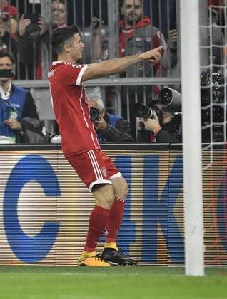After Foul from Sven Kums RSC Anderlecht Foul Penalty Referees Referee Paolo Tagliavento red Card Red Course reference transforms from Robert Lewandowski FC Bavaria Munich to 1 0 goal goal celebration Gesture Gesture Fingers in Mouth Champions League CL Group stage FC Bavaria Munich FCB vs RSC Anderlecht 12 09 2017 FC Bavaria Munich FCB vs RSC Anderlecht