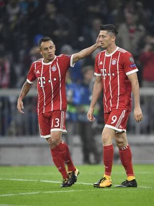 After Foul from Sven Kums RSC Anderlecht Foul Penalty Referees Referee Paolo Tagliavento red Card Red Course reference transforms from Robert Lewandowski FC Bavaria Munich to 1 0 goal goal celebration with Rafinha FC Bavaria Munich Champions League CL Group stage FC Bavaria Munich FCB vs RSC Anderlecht 12 09 2017 FC Bavaria Munich FCB vs RSC Anderlecht
