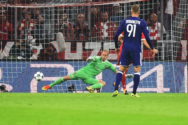 Robert Lewandowski FC Bavaria Munich reached Per Foul Penalty the 1 0 Goalkeeper Matz Sels RSC Anderlecht Germany Munich Sports Football UEFA Champions League Matchday 1 FC Bavaria Munich vs RSC Anderlecht at 12 09 2017 Alliance Arena