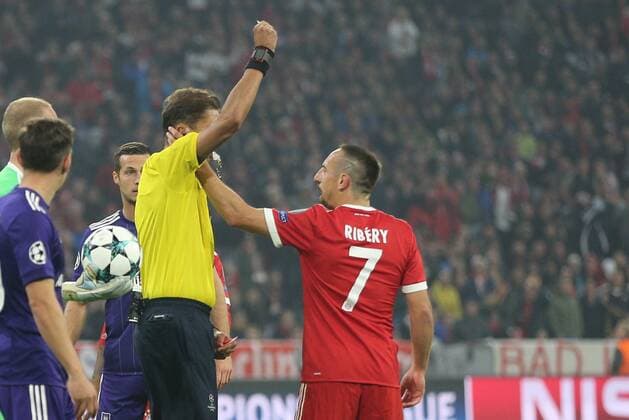 Referees Referee Paolo Tagliavento gives yellow to Franck Ribery 7 FC Bavaria Munich the langt him ins Face FC Bavaria Munich vs RSC Anderlecht Football Fight Champions League 12 09 2017 Munich Bavaria Germany Copyright: xkolbert-press ChristianxKolbertx