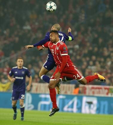 Sofiane Hanni Corentin Tolisso Action shot Game scene duel Sports Football Football UEFA CL Champions League men Season 2017 2018 12 09 2017 FC Bavaria Munich vs RSC Anderlecht