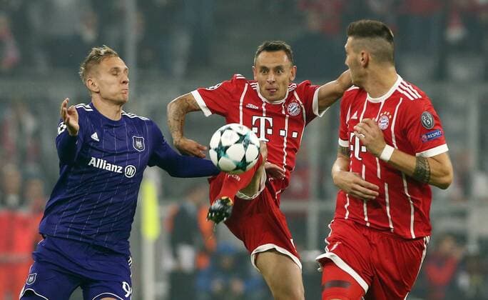 Henry Onyekuru Rafinha Niklas Süle Action shot Game scene duel Sports Football Football UEFA CL Champions League men Season 2017 2018 12 09 2017 FC Bavaria Munich vs RSC Anderlecht