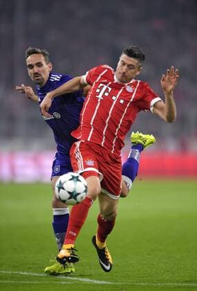 12 09 2017 Football Champions League 2017 2018 FC Bavaria Munich RSC Anderlecht in the Alliance Arena Munich Sven Kums rear RSC Anderlecht tears Robert Lewandowski FC Bavaria Munich to the Penalty border to the Referees gives Penalty for Bavaria and red Card for the Belgians