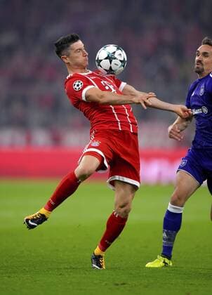 12 09 2017 Football Champions League 2017 2018 FC Bavaria Munich RSC Anderlecht in the Alliance Arena Munich left Robert Lewandowski FC Bavaria Munich Notes the Ball to