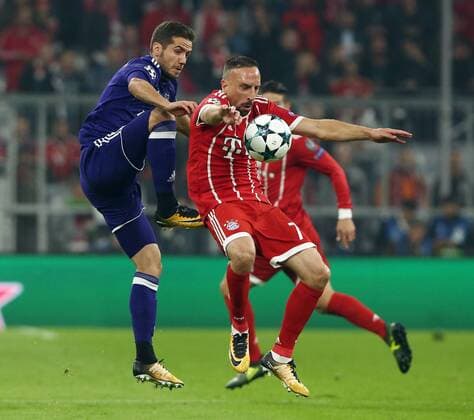 Alexandru ukkan Chipciu Franck Ribery Action shot Game scene duel Sports Football Football UEFA CL Champions League men Season 2017 2018 12 09 2017 FC Bavaria Munich vs RSC Anderlecht