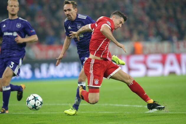 Sven Kums RSC Anderlecht 20 with the Foul to Robert Lewandowski FC Bavaria Munich 9 FC Bavaria Munich vs RSC Anderlecht Champions League Football 12 09 2017 Football 12 09 2017 Munich Copyright: xLanger Eibner-Pressefotox EP_HLR