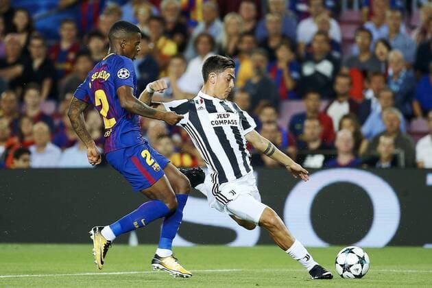Bilder des Tages - SPORT FC Barcelona Barca s defender Nelson Semedo (L) vies for the ball with Juventus midfielder Paulo Dybala during the UEFA Champions League match between FC Barcelona and Juventus FC in Barcelona, Catalonia, Spain, 12 September 2017. FC BARCELONA VS. JUVENTUS FC !ACHTUNG: NUR REDAKTIONELLE NUTZUNG!  Copyright: xAlejandroxGarciax BCN006 20170912-636408478431766859