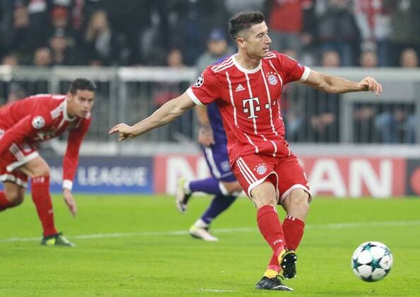 Robert Lewandowski FC Bavaria fault Per Penalty to 1 0 Football UEFA Champions League FC Bavaria Munich RSC Anderlecht 12 09 2017
