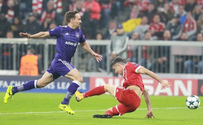 Sven Kums RSC Anderlecht foult Robert Lewandowski FC Bavaria Football UEFA Champions League FC Bavaria Munich RSC Anderlecht 12 09 2017
