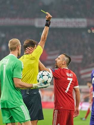 Main referee Paolo Tagliavento ITA with Pipe Gesture shows ref Referees Individual action shows The Yellow Card Warning Franck Ribery FCB 7 FC Bavaria Munich RSC Anderlecht Group stage Leg Football UEFA Champions League Munich 12 09 2017 CL Season 2017 2018