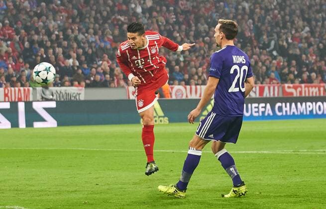 James Rodriguez FCB 11 Torchance against Sven Kums RSC Anderlecht 20 FC Bavaria Munich RSC Anderlecht Group stage Leg Football UEFA Champions League Munich 12 09 2017 CL Season 2017 2018