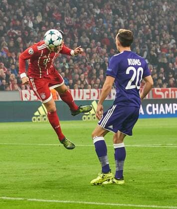 James Rodriguez FCB 11 Torchance against Sven Kums RSC Anderlecht 20 FC Bavaria Munich RSC Anderlecht Group stage Leg Football UEFA Champions League Munich 12 09 2017 CL Season 2017 2018