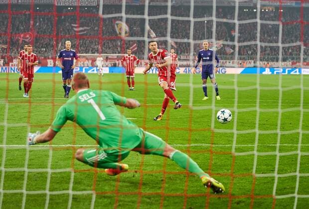 F Robert Lewandowski FCB 9 Torschuß shoots the goal to 1 0 FC Bavaria Munich RSC Anderlecht Group stage Leg Football UEFA Champions League Munich 12 09 2017 CL Season 2017 2018