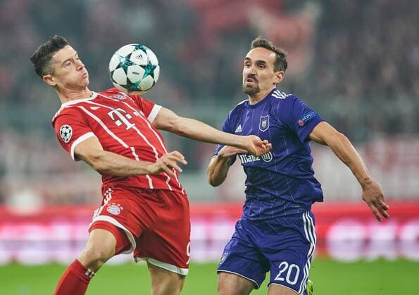 F Robert Lewandowski FCB 9 duel Action shot to the Ball against Sven Kums RSC Anderlecht 20 Foul to Penalty shootout 11m Penalty Penalty Penalty Penalty Action shot Single Torschuß FC Bavaria Munich RSC Anderlecht Group stage Leg Football UEFA Champions League Munich 12 09 2017 CL Season 2017 2018