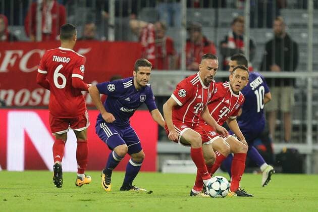 l r in duel Action shot with Thiago Alcantara 6 FC Bavaria Munich Alexandru ukkan Chipciu 11 RSC Anderlecht Franck Ribery 7 FC Bavaria Munich Rafinha 13 FC Bavaria Munich Nicolae Stanciu 10 RSC Anderlecht FC Bavaria Munich vs RSC Anderlecht Football Fight Champions League 12 09 2017 Munich Bavaria Germany Copyright: xkolbert-press ChristianxKolbertx