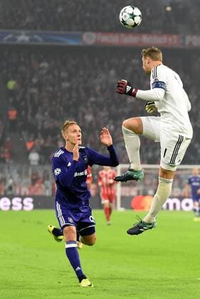 Lukasz TEODORCZYK RSC Anderlecht Goalkeeper Manuel later FC Bavaria Munich Germany Munich Sports Football UEFA Champions League Matchday 1 FC Bavaria Munich vs RSC Anderlecht at 12 09 2017 Alliance Arena