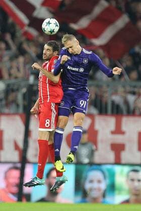 l r in duel Action shot Ball head duel with Javi Martinez 8 FC Bavaria Munich and Lukas TEODORCZYK 91 RSC Anderlecht FC Bavaria Munich vs RSC Anderlecht Football Fight Champions League 12 09 2017 Munich Bavaria Germany Copyright: xkolbert-press ChristianxKolbertx