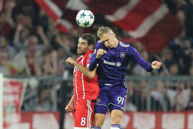 l r in duel Action shot Ball head duel with Javi Martinez 8 FC Bavaria Munich and Lukas TEODORCZYK 91 RSC Anderlecht FC Bavaria Munich vs RSC Anderlecht Football Fight Champions League 12 09 2017 Munich Bavaria Germany Copyright: xkolbert-press ChristianxKolbertx