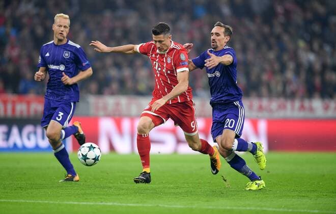 Football Champions League Season 2017 2018 Group stage FC Bavaria Munich RSC Anderlecht 12 09 2017 Scene to Penalty Sven Kums right RSC Anderlecht foult Robert Lewandowski centre FC Bavaria Munich Munich